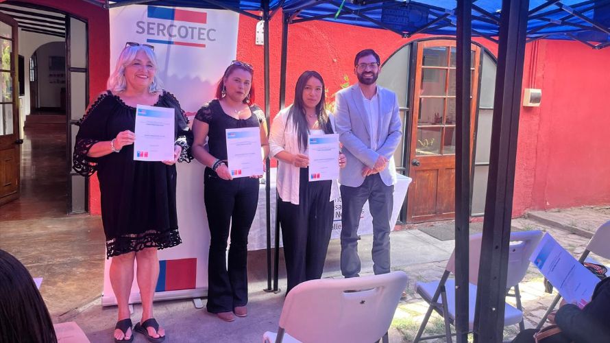 Provincia del Huasco: Beneficiarias del programa “Capital Abeja” de Sercotec recibieron sus certificados.